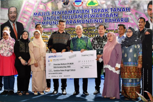 Hajiji bersama George di Majlis Penyampaian Tapak Tanah Untuk Tujuan Pewartaan Kampung Karamunting Baharu.